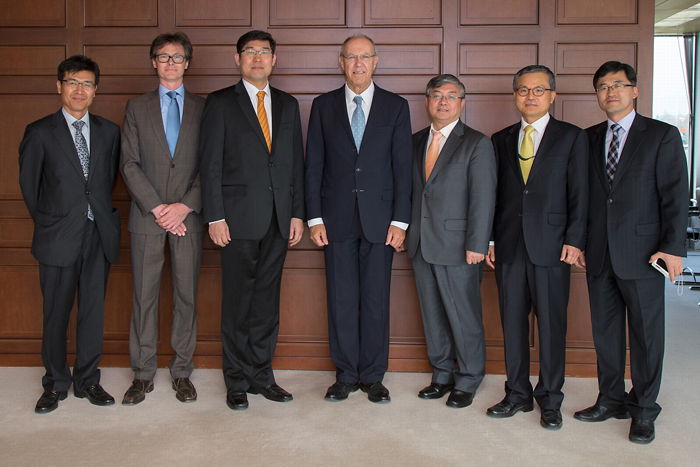 헤이그협정 가입 후 기념촬영에 응한 특허청, 세계지식재산기구(WIPO) 관계자들 (사진: 특허청) 