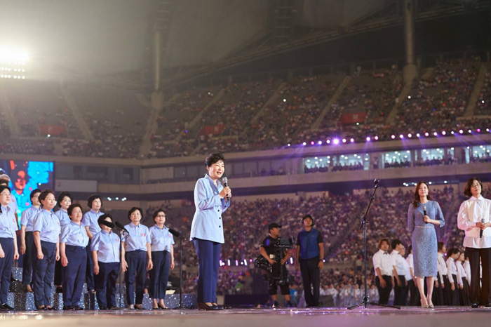 박근혜 대통령이 15일 서울 상암동 월드컵 경기장에서 열린 광복 70년 국민대합창 ‘나는 대한민국'에서 축사를 하고 있다. 