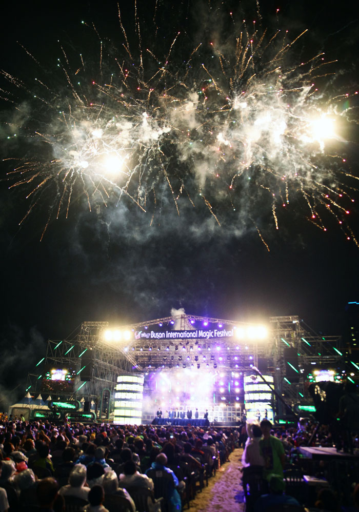 제10회 부산국제매직페스티벌 개막식이 6일 저녁 해운대에서 펼쳐진다. 