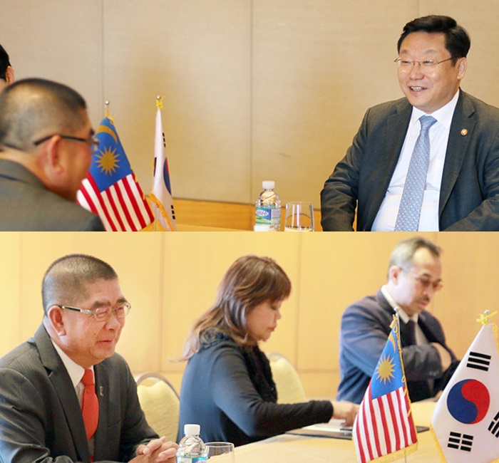 周亨煥产业通商资源部长官（上图，左）和马来西亚水务与绿色资源部长官Maximus Johnity Ongkili（上、下图、左）在17日韩国济州岛讨论有关两国能源部门合作方案。