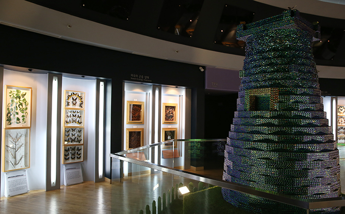 4만 마리의 비단벌레 날개로 만든 첨성대 모형. 비단벌레는 수천년 동안 색이 변하지 않아 부와 장수를 상징했다. 