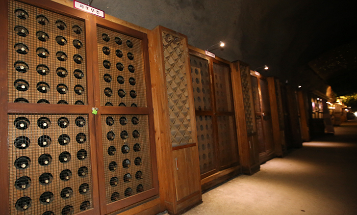 해발 450m의 무주머루와인동굴에는 머루와인 저장고와 머루와인을 시음할 수 있는 카페가 있다. 