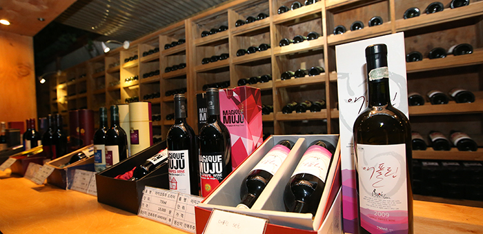 무주에서 생산된 머루로 만든 와인들. 4개 업체에서 만든 5종의 머루와인을 맛볼 수 있다. 