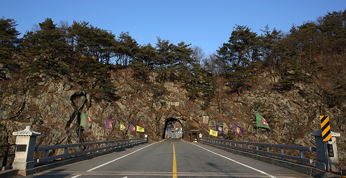 무주 33경 중 32경인 나제통문. 삼국시대때 신라와 백제의 국경으로 서쪽은 백제의 문화를 동쪽은 신라의 문화가 이어지고 있다. 