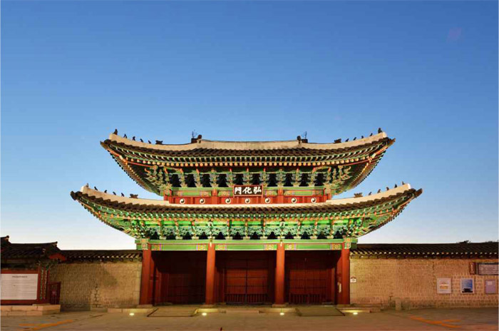 경복궁 흥례문 야경(사진 위), 창경궁 흥화문 야경 