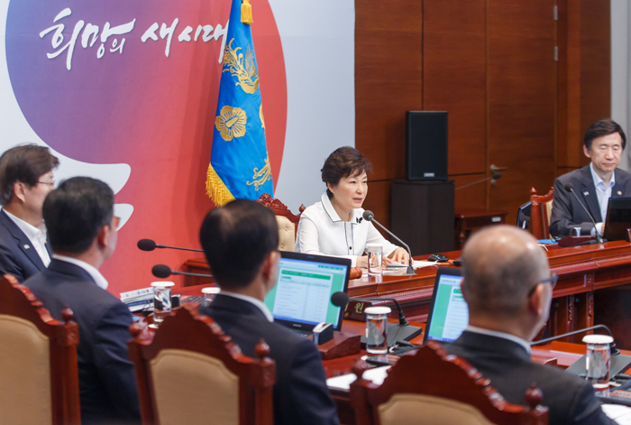 박근혜 대통령(가운데)이 4일 청와대에서 국무회의를 주제하고 있다. 