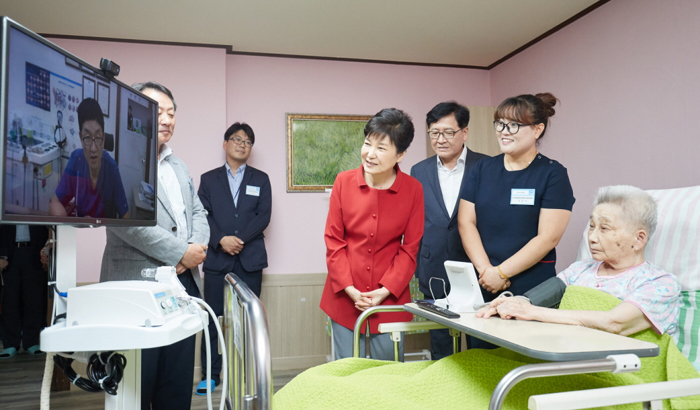 정부는 의료서비스 접근성이 낮은 계층을 위한 원격의료를 확대하기로 했다. 사진은 지난 5월 원격의료 현장을 시찰한 박근혜 대통령.