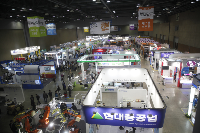robotworld-141028-1.jpg