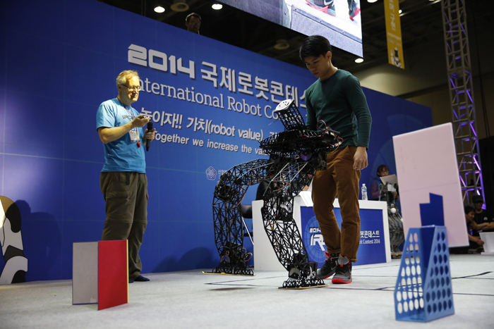 robotworld-141028-4.jpg