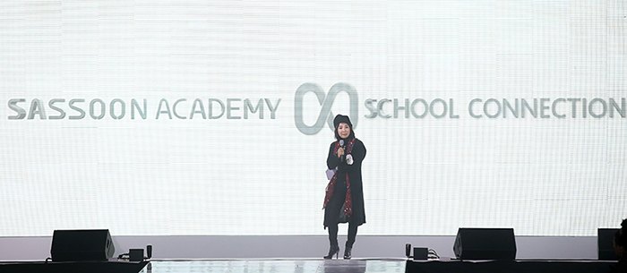 강윤선 준오헤어 대표가 13일 사순 헤어쇼 시작에 앞서 인사말을 하고 있다. 