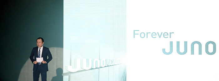 황석기 준오헤어 공동대표가 13일 사순 헤어쇼의 개막을 알리고 있다. 