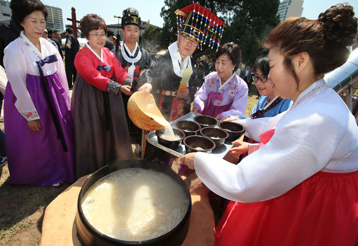 조선시대 왕은 문무백관을 거느리고 선농단에서 친경행사와 선농제를 지내왔다. 행사를 마치면 제물로 쓰인 소를 통째로 잡아 모든 이들과 나눠 먹은 것이 설렁탕이라고 한다. 사진은 올 7월 서울 동대문구 제기동에서 열린 선농제를 마치고 전통 설렁탕 재현행사를 하는 모습. 