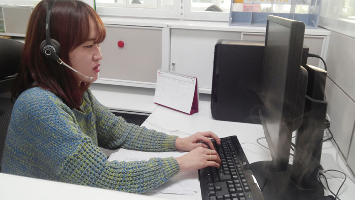 한국소비자원의 상담원이 외국인 소비자 전용 상담전화를 받고 있다.