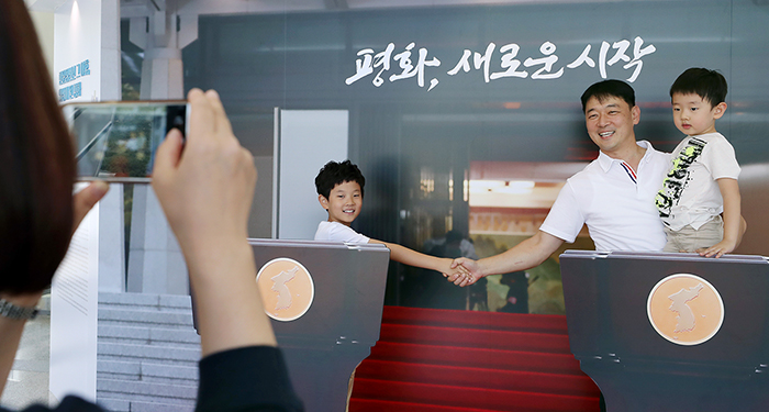 9月9日下午，访问青瓦台舍廊房的游客们在《和平，新的开始》为背景的板门店宣言拍照区留念。图片来源：青瓦台