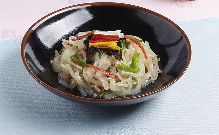 탕평채는 색색의 고명과 청포묵이 만드는 맛과 시각적인 조화가 특징이다. 영조는 다른 식재료들과 잘 조화를 이루는 청포묵 요리에 ‘탕평채’라고 이름 붙이고 정치적인 조화를 도모하고자 했다.