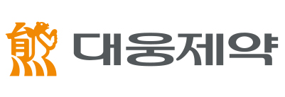 대웅제약의 로고에는 곰의 이미지가 들어가 있다. 이 로고는 곰을 뜻하는 한자 '웅(熊)'자를 변형해서 만들어졌다. 