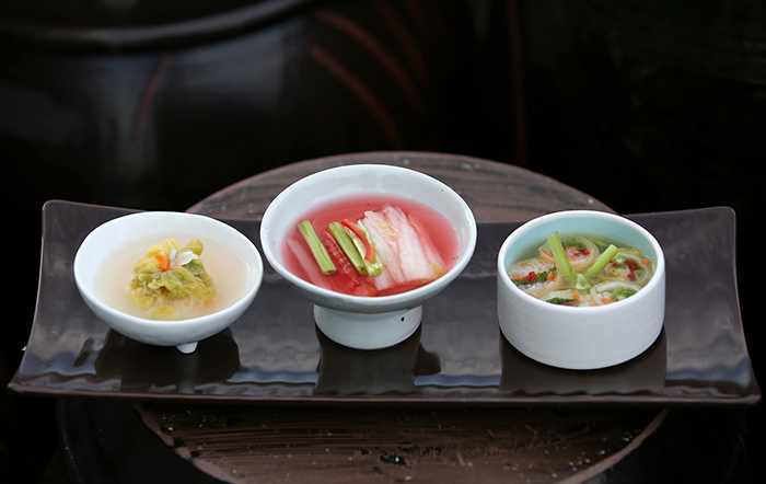 ‘트리플 백김치’는 시원하고 아삭한 맛이 특징인 백김치를 이용한 메뉴이다 ‘트리플’이라는 이름은 백김치를 복주머니, 샐러드, 롤의 세 가지 형태로 선보인 것에서 비롯됐다.