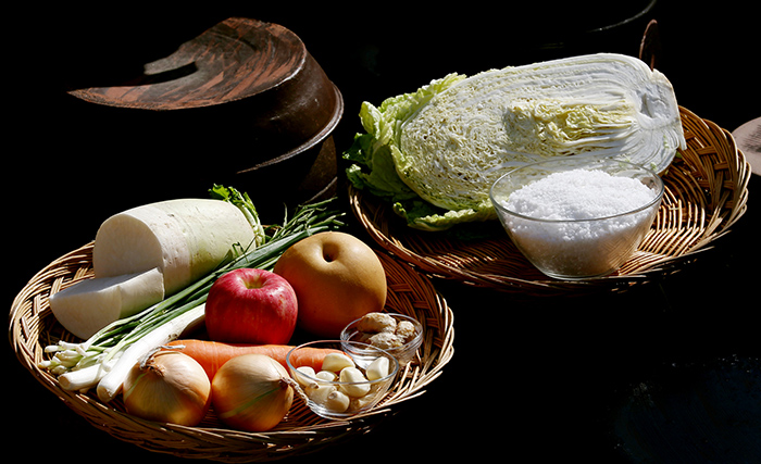 트리플 백김치의 주 재료인 배추, 무, 당근, 파, 마늘, 양파, 생강, 소금.