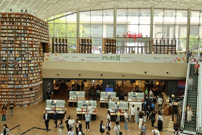 在海外备受瞩目的韩国文学作品展在首尔举行