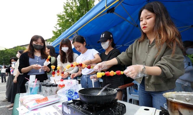 时隔3年回归的梨花女子大学校园庆典