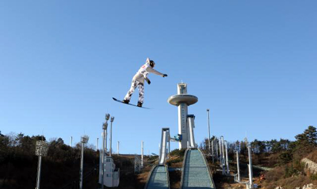 平昌冬奥会首个测试赛“大跳台”成功收尾