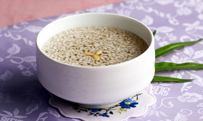 韩国料理食谱系列之：甜米露（식혜）、梅雀果（매작과）