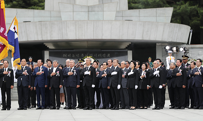 文总统表示“因爱国才有今天的大韩民国”