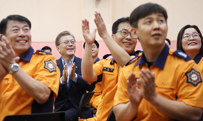 文在寅：“打造消防官不流眼泪的国家”