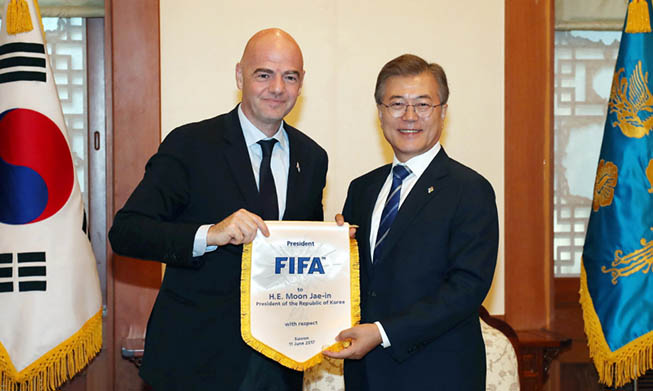 文在寅总统接见FIFA主席因凡蒂诺