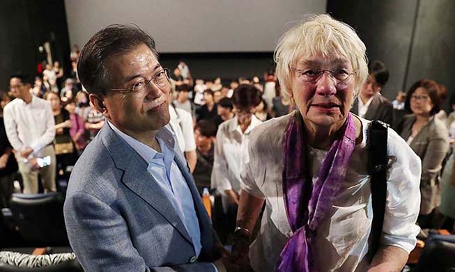 文在寅观看光州民主化运动内容的韩国电影《出租车司机》
