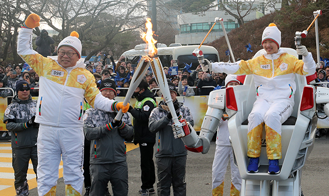 机器人传递‘2018平昌冬奥会’圣火