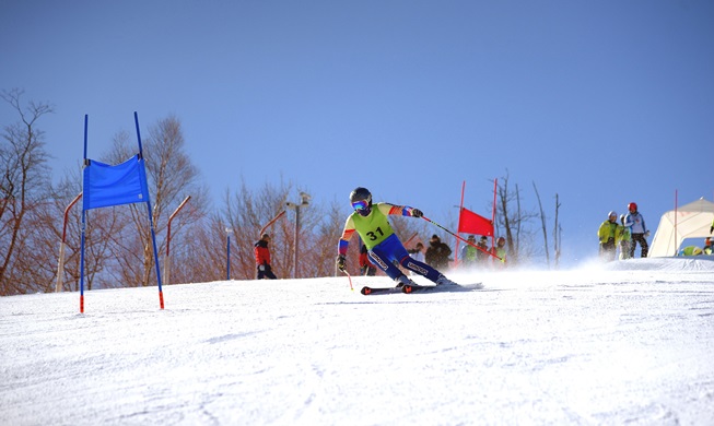 韩朝滑雪运动员在朝鲜马息岭滑雪场结束联合训练