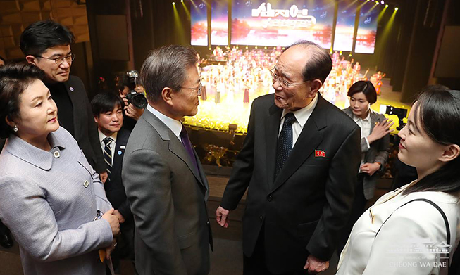 文在寅与朝鲜代表团观看“三池渊”演出