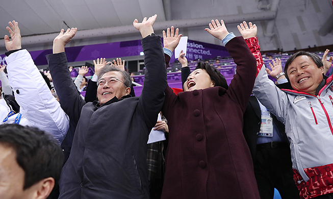 文在寅内外助威平昌冬奥会短道速滑比赛