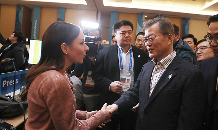 文在寅鼓励平昌冬奥会采访记者