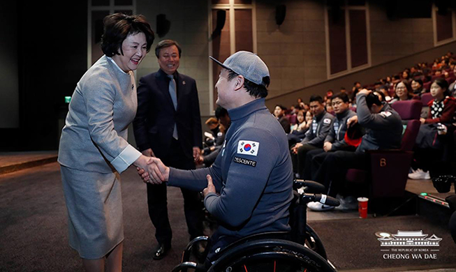 讲述残疾人冰球项目的电影《我们滑冰橇》