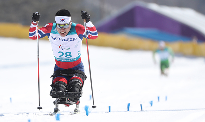 越野滑雪申议铉获得平昌冬残奥会首枚奖牌