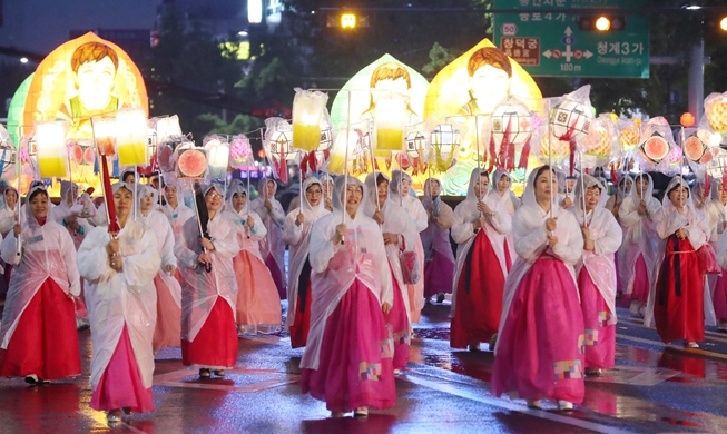 雨中10万燃灯游行照亮韩半岛和平