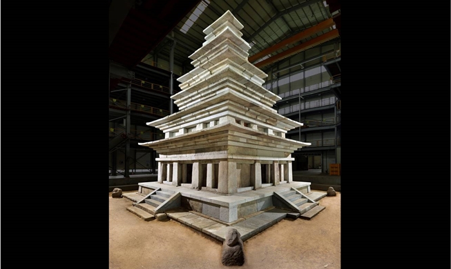 “百济的威容”弥勒寺址石塔在20年的修复后露出真颜