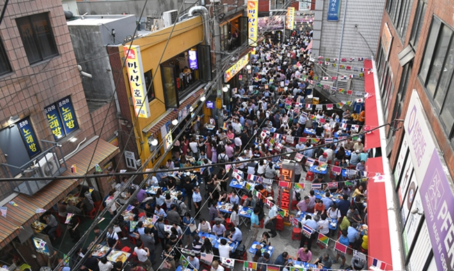 在首尔乙支路“小明太鱼胡同”享受仲夏夜