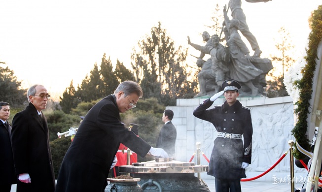 文在寅参拜显忠院，“崭新的一百年，共同富裕的国家”