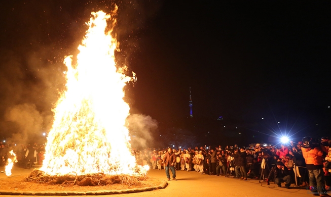 正月十五，向农历新年首个满月祈求平安与丰收