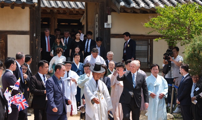 英国安德鲁王子访问安东“女王之路”