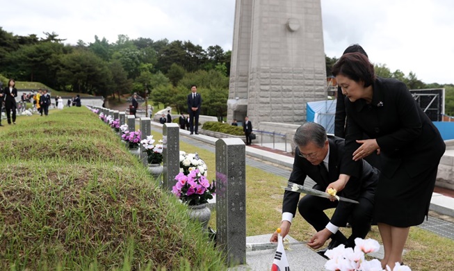 韩国举行5.18第39周年纪念仪式