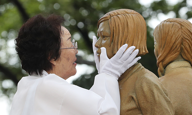 慰安妇受害者铜像在首尔南山揭幕