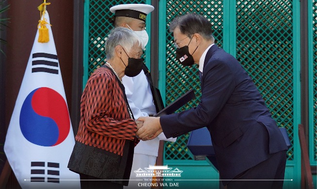 文在寅在夏威夷为抗日独立英雄追授勋章