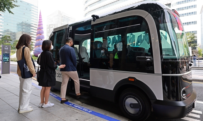 外国人可方便乘坐首尔清溪川无人驾驶巴士