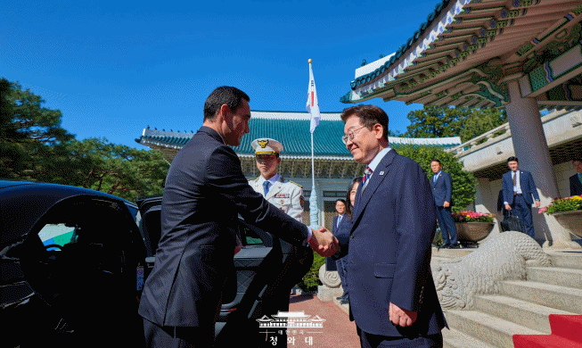 李在明与到访中亚国家领导人接连举行会谈
