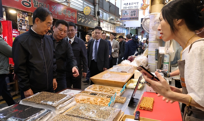 韩国务总理韩惪洙走访通仁市场