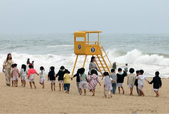 漫步海边的孩子们